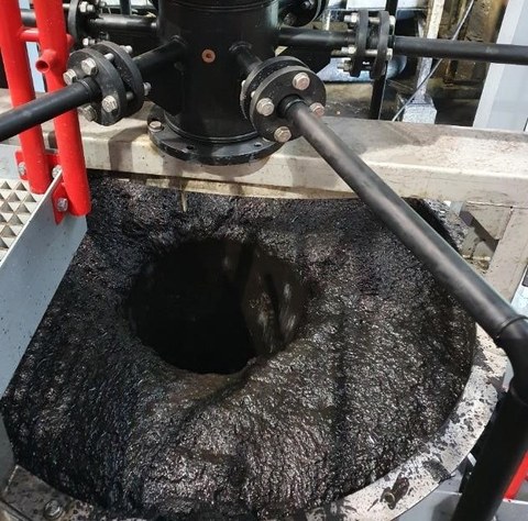 Kupfererz-haltiger Schaum in einer Flotationszelle