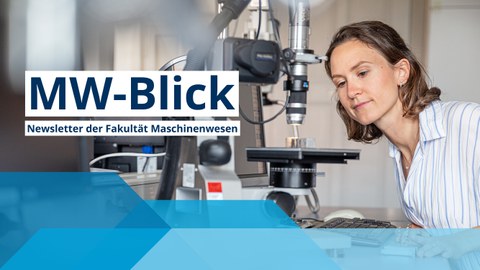 Auf dem Bild ist eine Frau zu sehen, die auf ein Werkstück schaut, welches unter einem Mikroskop liegt.