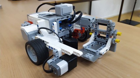 Roboter aus Lego auf Tisch