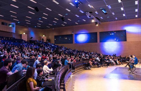 Voll besetzter Hörsaal der TUD bei der Langen Nacht der Wissenschaften