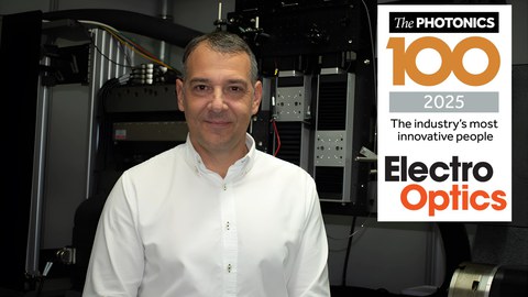 Portrait von Prof. Lasagni mit kurzen grauen Haaren in weißem Hemd vor einer technischen Anlage. In der Bildecke sind die Logos von Electro Optics und Photonics100 sponsored by Admesy