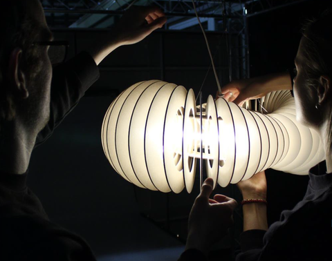 Studierende betrachten Lichtkonstruktion im Rahmen des Produktdesign-Moduls an der TU Dresden