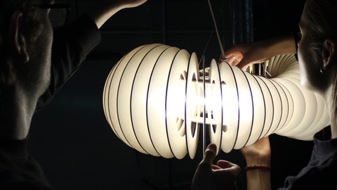 Studierende betrachten Lichtkonstruktion im Rahmen des Produktdesign-Moduls an der TU Dresden