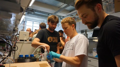 Studierende arbeiten im Labor beim Bioreaktorwettbewerb der Professur für Bioverfahrenstechnik der TU Dresden