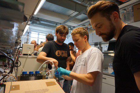 Studierende arbeiten im Labor beim Bioreaktorwettbewerb der Professur für Bioverfahrenstechnik der TU Dresden