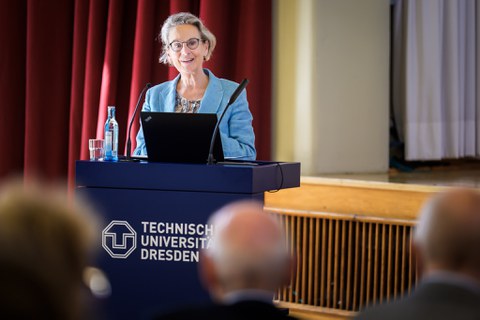 Auf dem Bild sind Personen zu sehen, die an der Kick off Veranstaltung zu 2nd Life teilgenommen haben