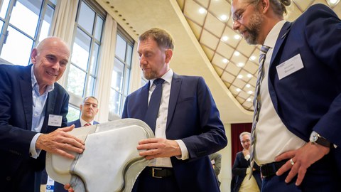 auf dem Bild ist der sächsische MP zu sehen