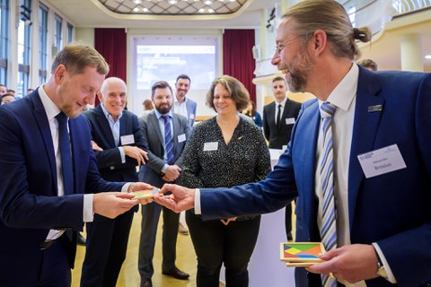 Auf dem Bild sind Personen zu sehen, die an der Kick off Veranstaltung zu 2nd Life teilgenommen haben