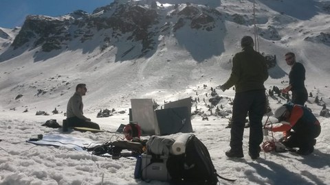Forschende der TU Dresden bei Feldtests des Laser-Eisbohrers auf einem Gletscher in Österreich