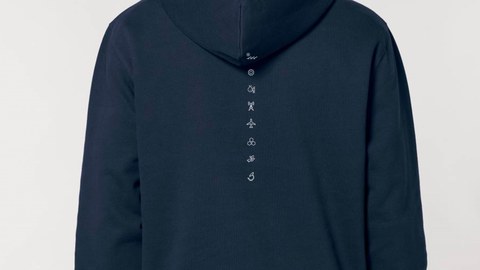 Auf dem Bild ist ein Mann mit einem dunkelblauen Hoodie zu sehen auf dem Maschinenwesen@TUD steht