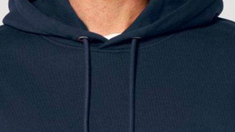 Auf dem Bild ist ein Mann mit einem dunkelblauen Hoodie zu sehen auf dem Maschinenwesen@TUD steht