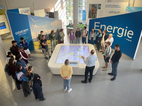 Studierende am Infostand