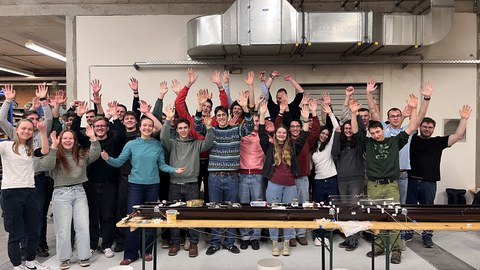 Gruppenfoto der Teilnehmenden des Knatterbootrennens 2025/2026 im Zeuner-Bau