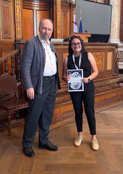 Auf dem Bild ist Prof. Stefan Odenbach und Dr. Maria Daniela Contreras Mateus von der TU Dresden zu sehen