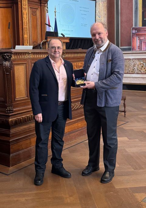 Auf dem Bild ist Prof. Stefan Odenbach und Dr. Maria Daniela Contreras Mateus von der TU Dresden zu sehen