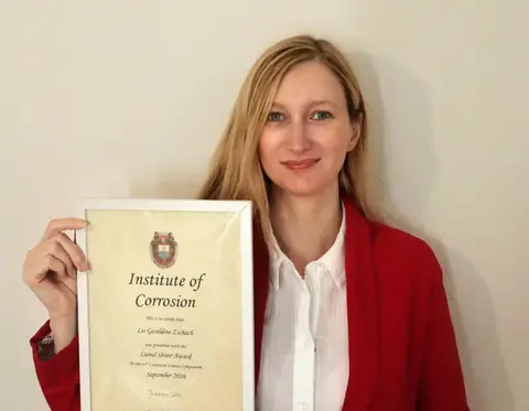Lis Geraldine Zschach mit der Auszeichnung