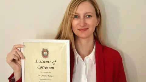 Lis Geraldine Zschach mit der Auszeichnung