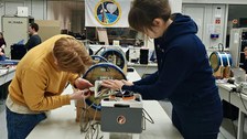 In der Experimententwicklung werden regelmäßig alle elektrischen und mechanischen Verbindungen überprüft sowie letzte Anpassungen am Experiment wenige Tage vor dem Start vorgenommen.