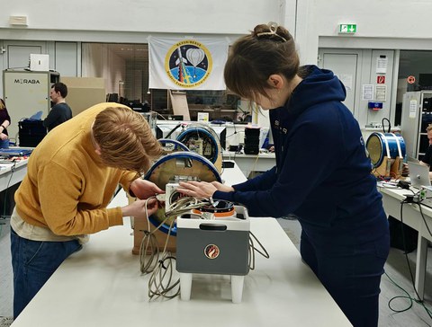 In der Experimententwicklung werden regelmäßig alle elektrischen und mechanischen Verbindungen überprüft sowie letzte Anpassungen am Experiment wenige Tage vor dem Start vorgenommen.