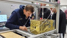 Selbst wenige Tage vor dem Start hat das Team noch fieberhaft an letzten Problemen gearbeitet, damit der Flug ein voller Erfolg wird.