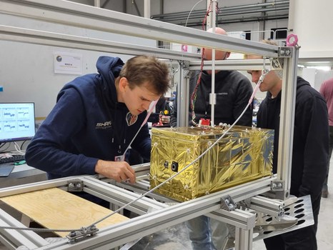 Selbst wenige Tage vor dem Start hat das Team noch fieberhaft an letzten Problemen gearbeitet, damit der Flug ein voller Erfolg wird.