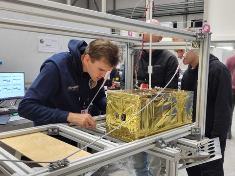 Selbst wenige Tage vor dem Start hat das Team noch fieberhaft an letzten Problemen gearbeitet, damit der Flug ein voller Erfolg wird.
