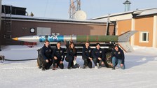 Das SHAMA-Team begleitet die vollständig integrierte REXUS-34-Rakete auf ihrem Weg zum Startplatz in Esrange, Nordschweden. 