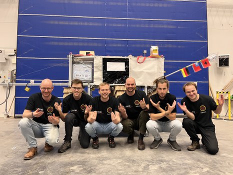 Team CRAB vor der fertigen Ballongondel kurz vor dem Start in Esrange, Nordschweden