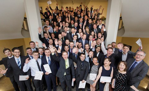 Gruppenfoto des Absolventenjahrgangs 2015/16. 