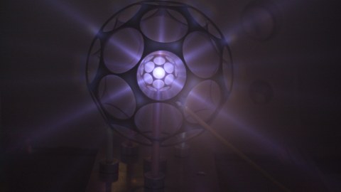 3D-gedruckte Bucky-Bälle leuchten im Sternenmodus. Mit dieser fußballartigen Geometrie wollen die Raumfahrttechniker der TU Dresden der Kernfusion näher kommen. 