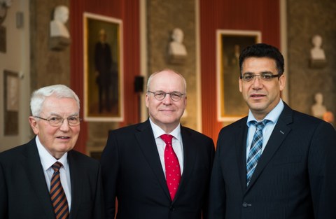 Portraitfoto von Professor Peter Offermann, Professor Manfred Curbach und Professor Chokri Cherif.