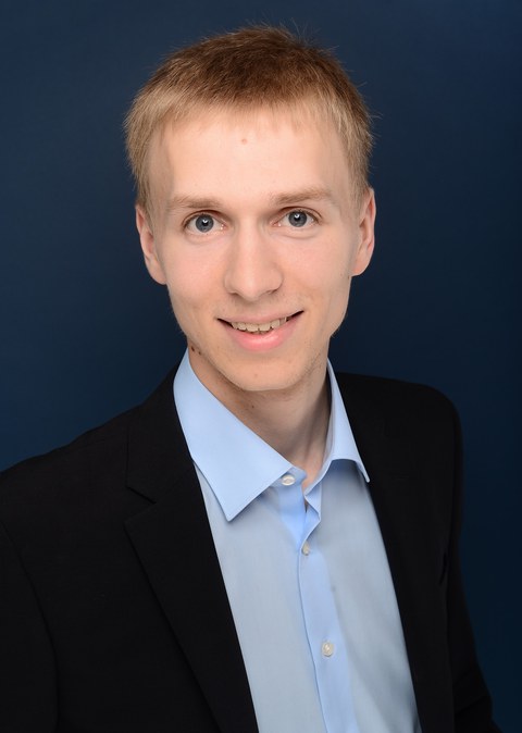 Portraitfoto von Jonas Buhr,  erster Absolvent des Studiengangs Regenerative Energiesysteme.