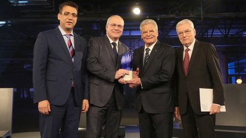 Der deutsche Bundespräsident Joachim Gauck überreicht drei Dresdner Forschern den Zukunftspreis für Technik und Innovation.