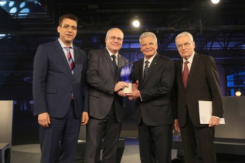Der deutsche Bundespräsident Joachim Gauck überreicht drei Dresdner Forschern den Zukunftspreis für Technik und Innovation.