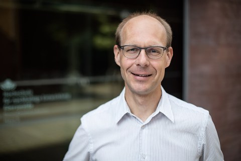 Auf dem Bild ist Professor Alexander Pfriem zu sehen