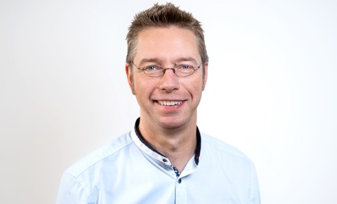 Das Portraitfoto zeigt Professor Alexander Brosius, Inhaber der Professur für Formgebende Fertigungsverfahren an der Fakultät Maschinenwesen der TU Dresden.