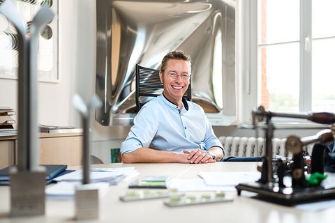 Das Portraitfoto zeigt Professor Alexander Brosius, Inhaber der Professur für Formgebende Fertigungsverfahren.