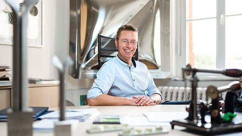 Das Portraitfoto zeigt Professor Alexander Brosius, Inhaber der Professur für Formgebende Fertigungsverfahren.