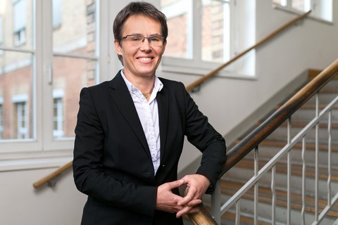 Foto von Professorin Kerstin Eckert in einem Treppenhaus der Fakultät Maschinenwesen