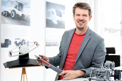 Porträtfoto von Professor Krzywinski am Stehpult in seinem Büro