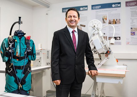 Das Foto zeigt Professor Kyosev in seinem Labor. 