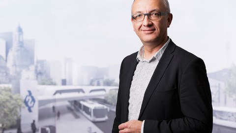 Foto von Professor Jens-Peter Majschak vor dem Hintergrund einer virtuellen Stadtlandschaft