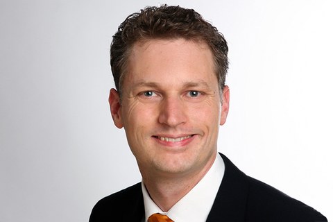 Das Portraitfoto zeigt Professor Johannes MArkmiller, Inhaber der Professur für Luftfahrzeugtechnik.