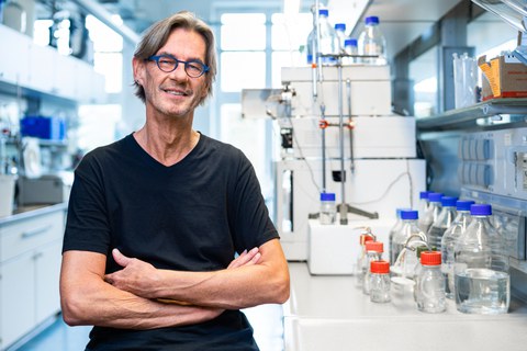 Foto von Professor Harald Rohm vor dem Hintergrund einer virtuellen Stadtlandschaft