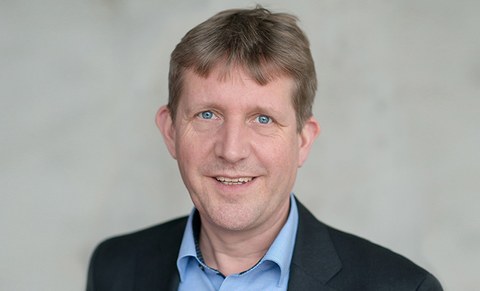 Das Portraitfoto zeigt Professor Markus Stommel, Inhaber der Professur für Polymerwerkstoffe.