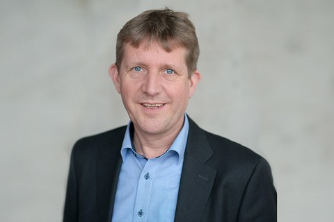 Das Portraitfoto zeigt Professor Markus Stommel, Inhaber der Professur für Polymerwerkstoffe.