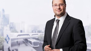 Foto von Professor Sven Wießner vor dem Hintergrund einer virtuellen Stadtlandschaft