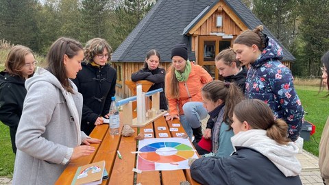 Auf dem Bild sind Teilnehmerinnen des Herbst-Camps zu sehen, die an einem Workshop der TU Dresden teilnehmen