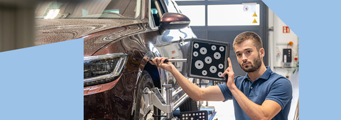 Maschinenbau studieren. Auf dem Bild ist Maschinenbau-Student zu sehen, der im Maschinenbau Studium ein praktisches und forschungsnahes Studium genießt und in der Studienrichtung Kraftfahrzeug- und Schienenfahrzeugtechnik Messungen an einem Auto vornimmt.