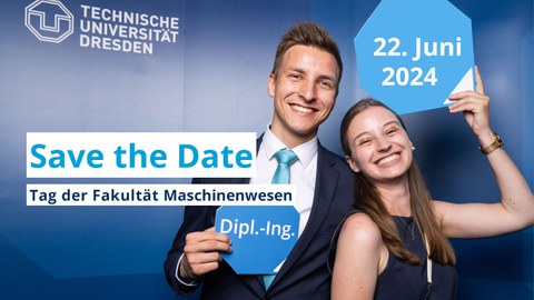 Ein Mann und eine Frau stehen zusammen vor einer blauen Wand. Sie halten beide Schilder hoch. 